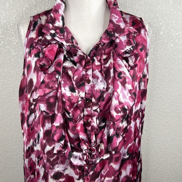 Dress Barn Purple & White Floral V-Neck Front Ruffle Sleeveless Top Size 2X - Picture 2 of 8